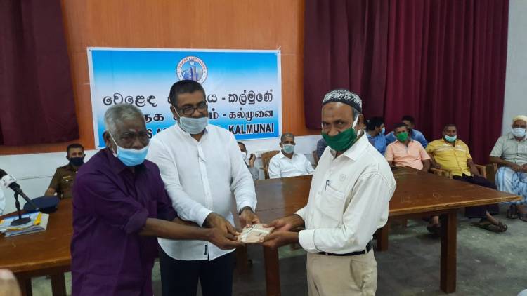 கொவிட்- 19 இனால்  வாழ்வாதாரத்தை  இழந்தவர்களுக்கு கல்முனை வர்த்தக சங்கத்தினால் நிதியுதவி