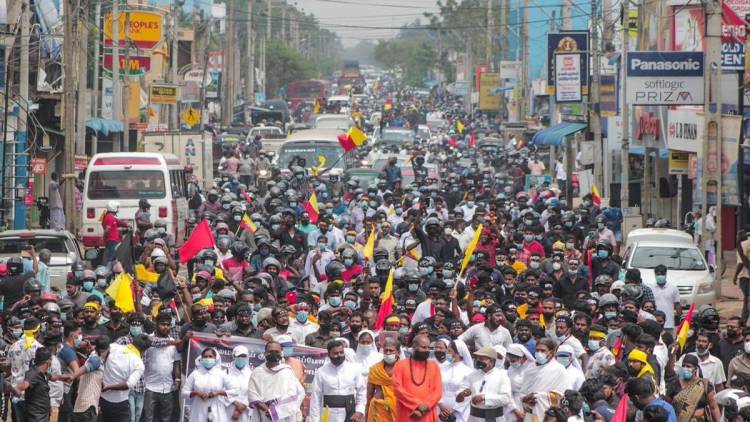 மக்களை பிரிக்கும் அரசியல்வாதிகள்